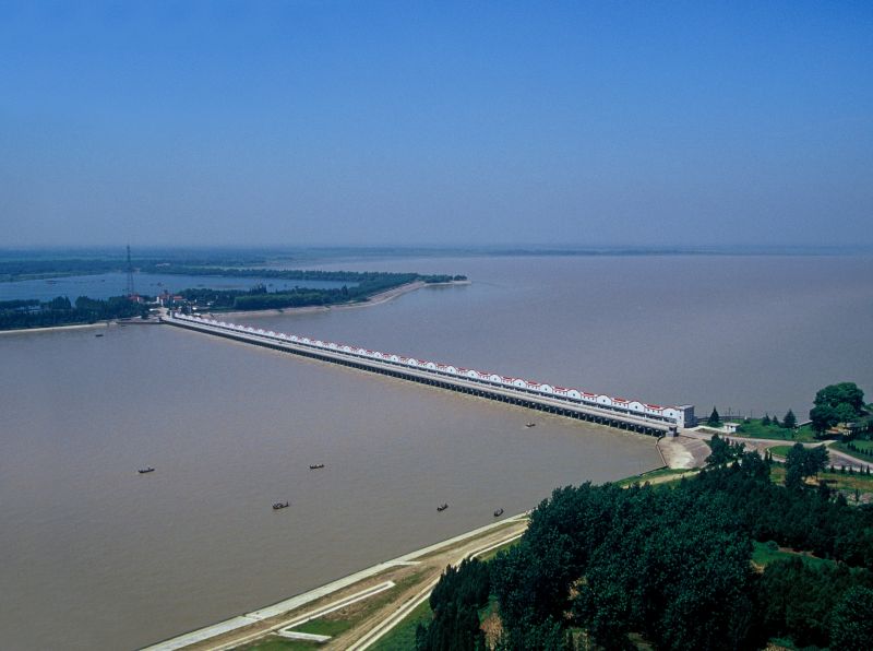 1、三河閘：淮河入江水道重要控制口門，建國初期我國自行設(shè)計和施工的大型水閘，共63孔，總寬697.75米，，由我公司于1953年7月建成通水；并承擔(dān)了其后的歷次加固任務(wù)。.jpg